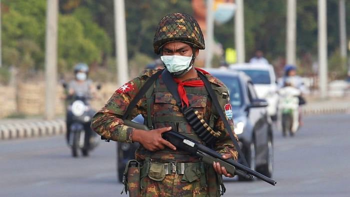မြေနီကုန်းတံတားအဆင်းတွင် လူငယ် ၃ ဦးကို အကြမ်းဖက်စစ်ကောင်စီတပ်က လမ်းမပေါ်တွင် သေနတ်ဖြင့် တေ့၍ ပစ်ခတ်သတ်ဖြတ်ပြီး သွေးအိုင်ထဲလဲနေစဉ် စစ်ဖိနပ်ဖြင့် ၀ိုင်းဝန်း ကန်ကျောက်သတ်ဖြတ်
ရန်ကုန်၊ စက်တင်ဘာ ၂၅ 

Read More -> t.me/khitthitnews/8…