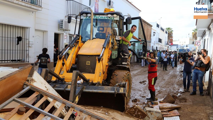 huelva_info's tweet photo. ➡ Infoca se despliega en costa #Huelva para que los niños vuelvan a los colegios #Lepe #Cartaya #IslaCristina #TemporalHuelva https://t.co/3a9a9uO41J https://t.co/dyfXb0F17J