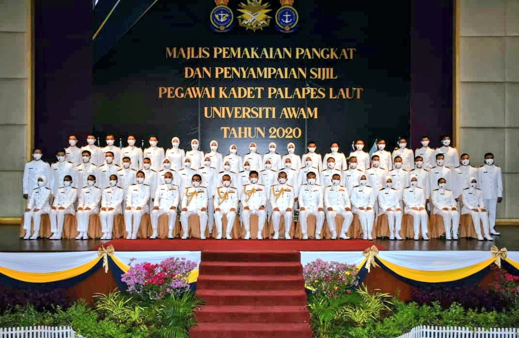 TPTL Laksdya <a href="/ARBA_My/">ARBA_RMN</a> telah menyempurnakan kenaikan pangkat 99 pegawai kadet PALAPES Laut Universiti Awam dalam satu majlis hari ini.
Pegawai Kadet Terbaik setiap universiti juga menerima Pedang Kehormat sebagai pengiktirafan.

Congratulations, Subbies!
#NavyUpdate