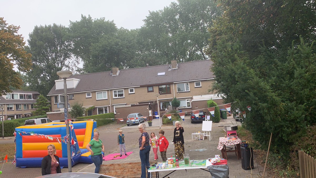 harmenvdlaan's tweet photo. Echt zo cool - #buitenhofbruist vanochtend bij 5 straten burendagpakketten bezorgd, met springkussens, muziek en creativiteit. Betrokkenburen met plezier #burendagdelft trots onze buurt, op @rodefeniks en @cultuurhuisdelft https://t.co/DVuteYQTdw