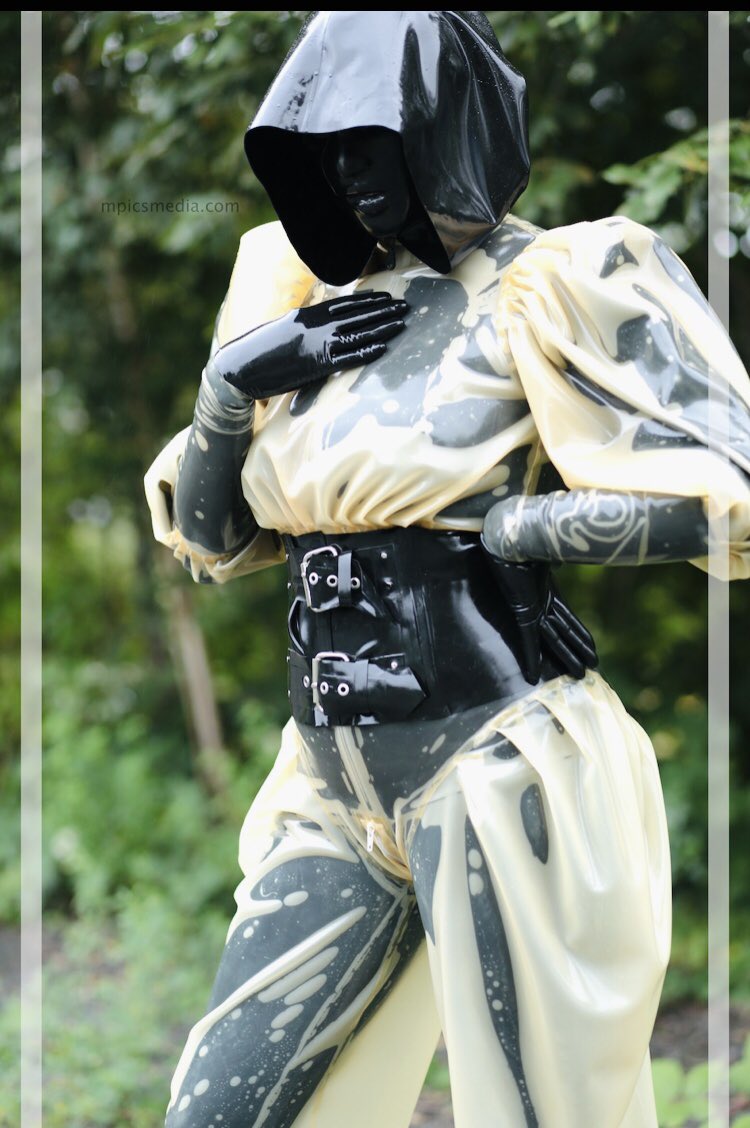 In #love with my #new #rubbercatsuit 🖤🖤🖤 wish you something 💋