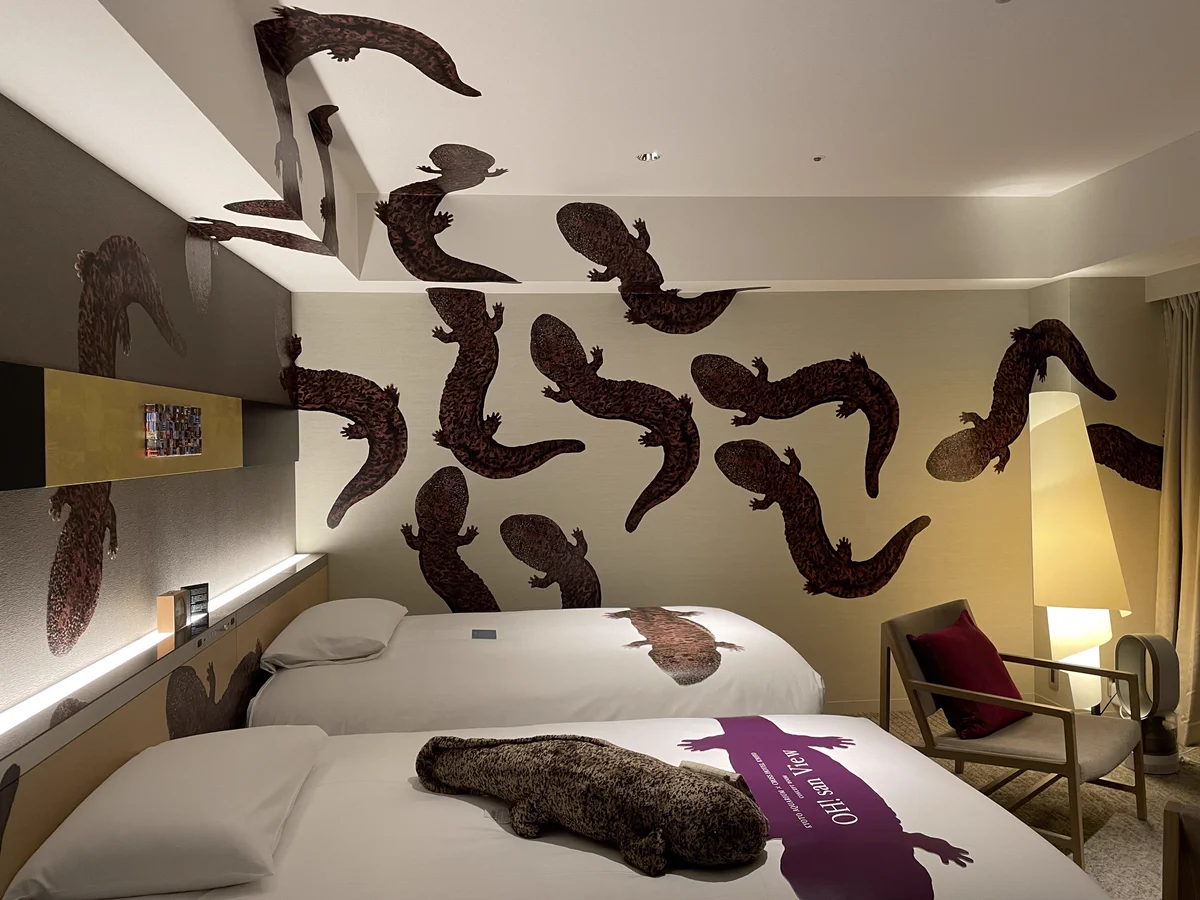 予想以上に多い？オオサンショウウオまみれのホテルの部屋www