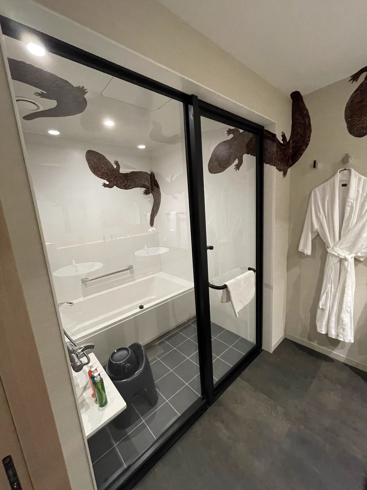 予想以上に多い？オオサンショウウオまみれのホテルの部屋www