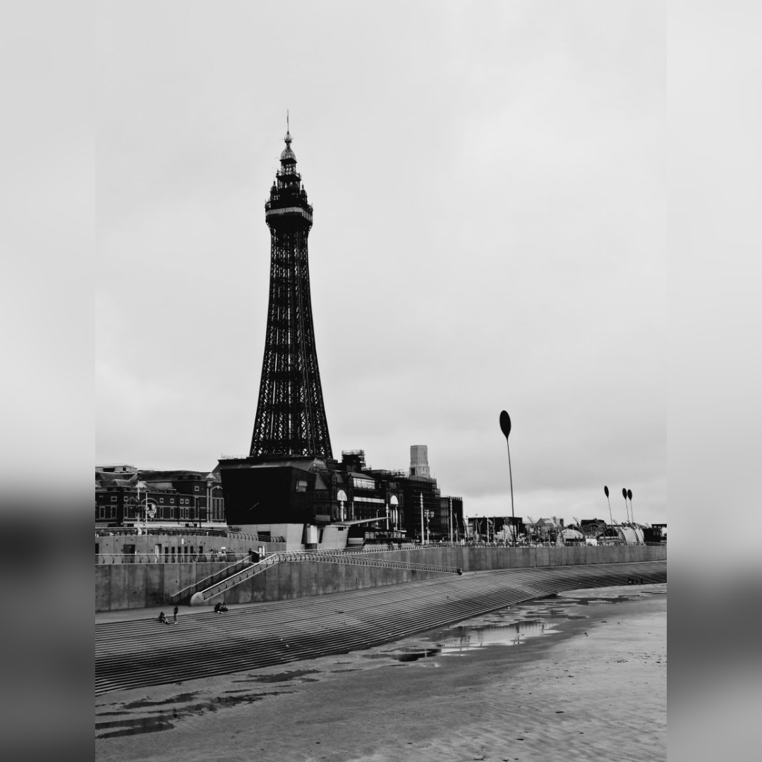 thetykester's tweet photo. Blackpool away day, few reds here 3 points lets have it for a change, first beer in smallest pub #blabar https://t.co/BwcQFb7AxP
