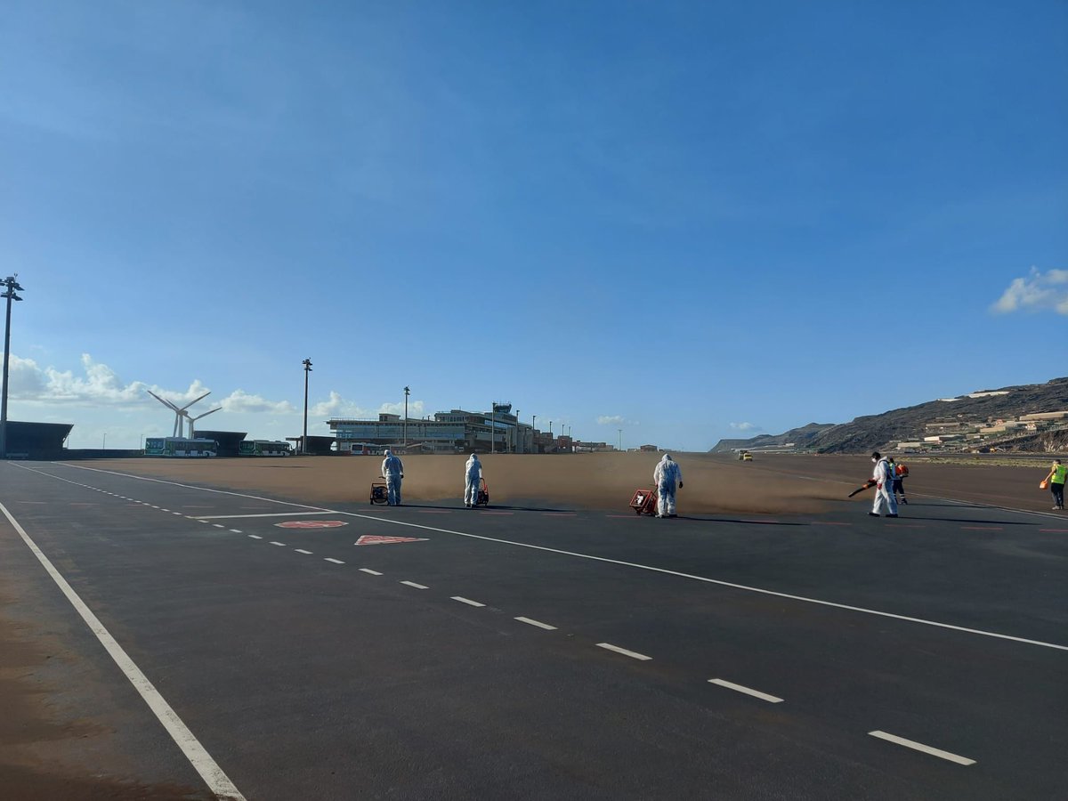 Hilo (1/2):
🛫Efectivos de <a href="/aena/">Aena</a> y de <a href="/sclapalma/">Santa Cruz de La Palma</a> limpian la ceniza volcánica acumulada en la pista y la plataforma del #aeropuerto de #LaPalma. La superficie sobre la que se trabaja es de 250.000 metros cuadrados, equivalente a 50 campos de fútbol. 

#SafetyFirst