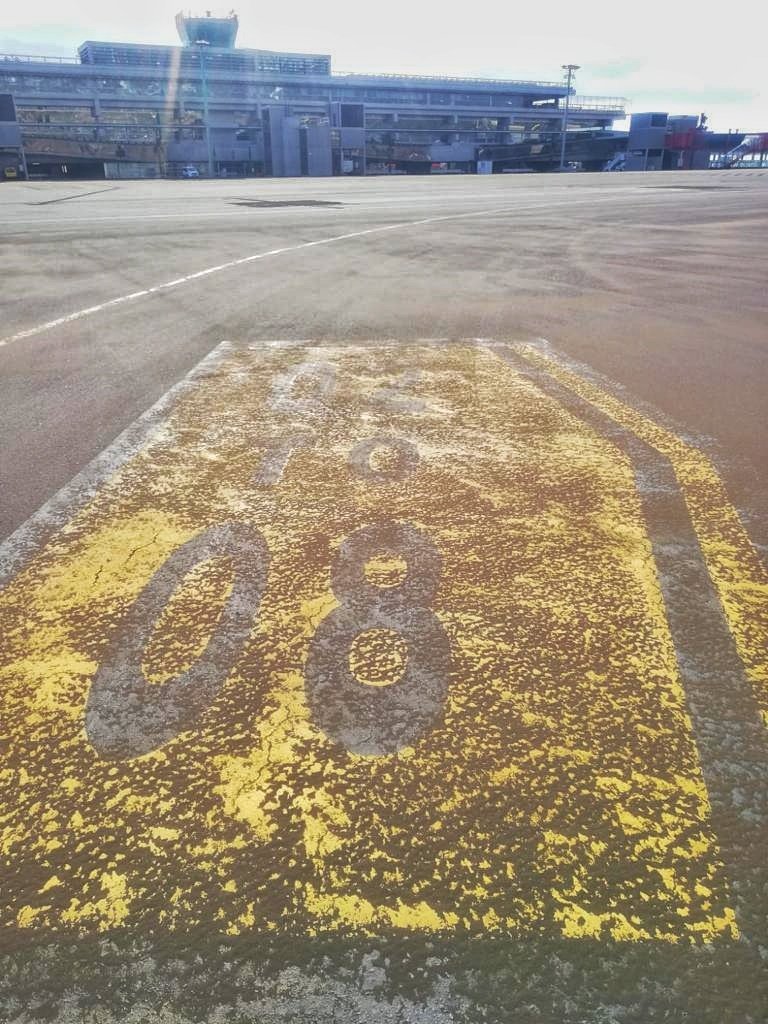 controladores's tweet photo. Imágenes de esta mañana en el aeropuerto de #LaPalma con muchas zonas cubiertas de cenizas. Las tareas de limpieza para dejar el aeropuerto operativo llevarán bastante tiempo. #VolcanLaPalma https://t.co/EEhYV7nX5t