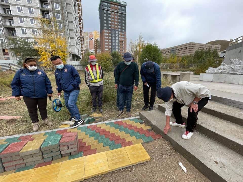 Хотын Ерөнхий менежер Т.Гантөмөр өглөө тэнд, өдөр тэнд, үдээс хойш тэнд, орой тэнд гээд явж өгдөг хүн дээ. Амралтын өдрөөр ч амардаггүй. Бүгд ингэж ажилладаг бол ч хотын хөгжил арай илүү байх байсан байх.