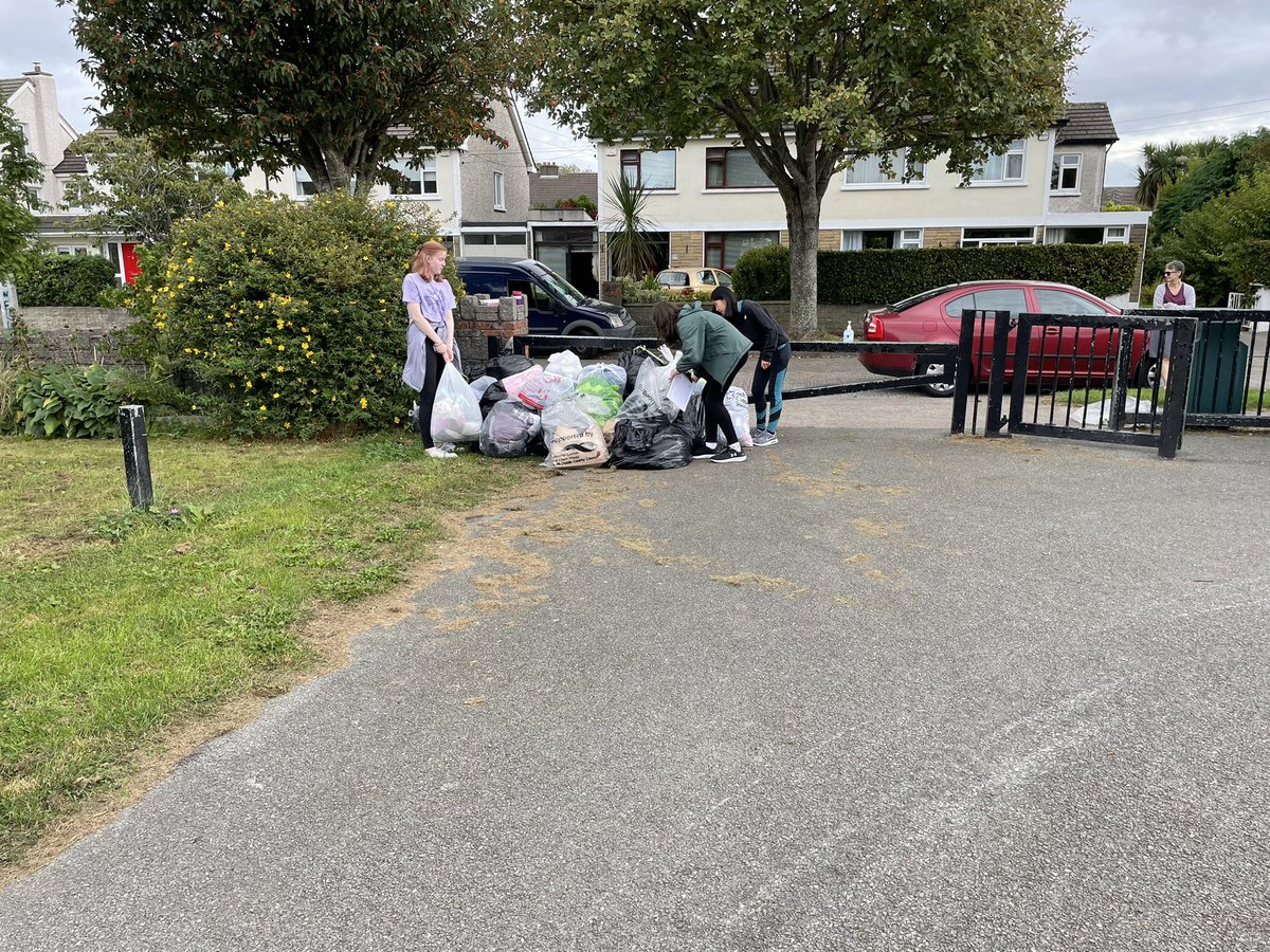 BallybodenTT's tweet image. 🙏 🙏 @pearsebrospark &amp;amp; @glendoherpark @Loreto_Beaufort 4 being part of our #Operation #Declutter 👗👔♻️👚👜👞👠💚🌍 this AM  #reducelandfill @socialrecycleit @EPAIreland @TidyTownsIre @sdublincoco @KnocklyonNet @GET_FRESH_Food @Stop_Food_Waste @YoungFOEIrl @DublinCARO #fashion
