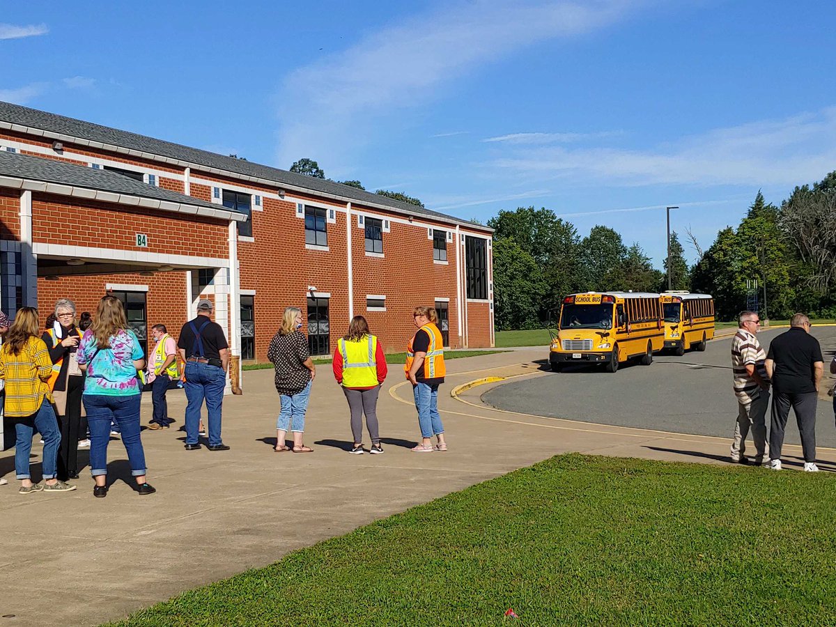 FCPS1jobs's tweet photo. So grateful for our community! Thank you to those who have already come out this morning to our #driveAbus event! Even if you didn’t register come on out to say “Hi!” and chat with an #HR rep. Here until noon! #community #gratitude #FCPS1 https://t.co/QA3M3tBWHG