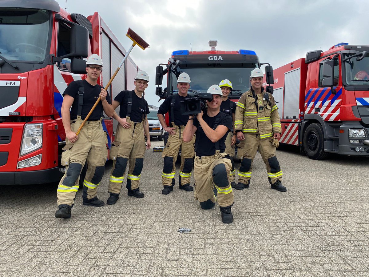 Stevig de handjes laten wapperen. Film opnames voor een nieuwe ELO. #industrielebrandbestrijding 🚒 reminder!! Wij hebben 2 mooie vacatures 😃👍🏻     gbamsterdam.nl/vacatures/geza…