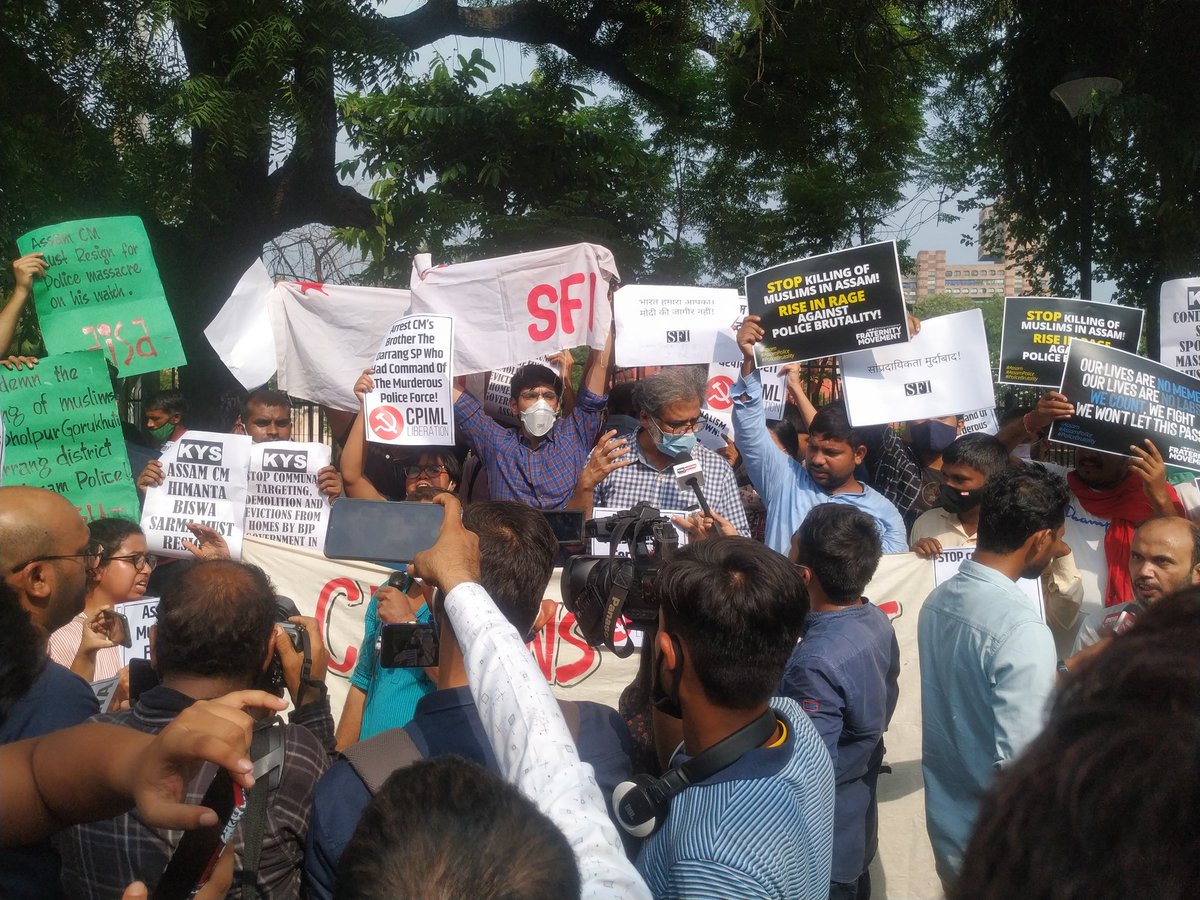 ShankarKumar_'s tweet photo. असम के दरंग में पुलिस द्वारा मुसलमानों की निर्मम हत्या व भाजपा सरकार द्वारा हिंसा और बेदखली के खिलाफ दिल्ली के जंतर मंतर पर छात्रों और आम नागरिकों का विरोध प्रदर्शन।
#AssamMassacre #ResignAssamCM https://t.co/TaP2fxiioR