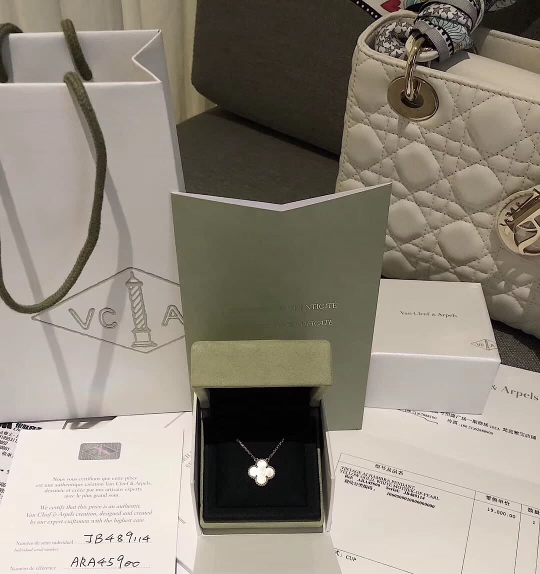 CBaoru's tweet photo. The happiest thing is to go shopping crazy with your girlfriends. https://t.co/sIPyymsGAS
