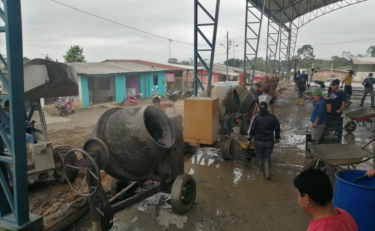 MunicipioCanar's tweet photo. Zhucay funde su cancha con gran minga comunitaria. El Municipio construyó el techo sobre la cancha y en minga se mejora el piso. https://t.co/6uSfbtEeYS