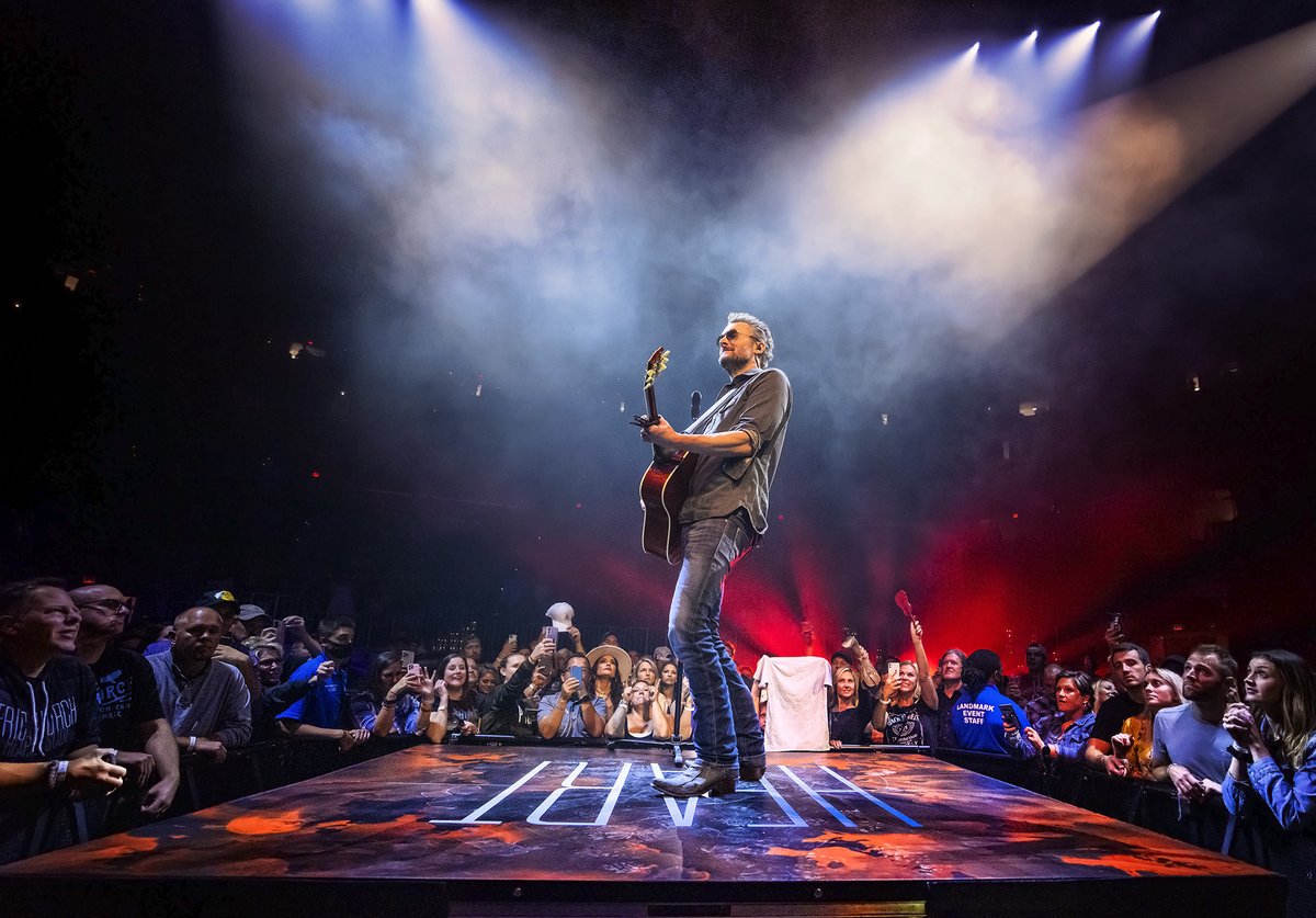 ericchurch's tweet photo. 9.24.21 // Cleveland, OH // Rocket Mortgage Fieldhouse
#GatherAgainTour

📸: Anthony D'Angio https://t.co/A4zQg2I4Rv