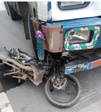 NewsRrb's tweet photo. आज छुट्टी के दिन फील्ड विजिट के दौरान @MyIndianBank के अधिकारी आशीष कुमार की दर्दनाक मृत्यु एक दुर्घटना में हो गयी। असल मे यह कोई दुर्घटना नही एक मर्डर है। लेकिन अफसोस इस मर्डर के लिए किसी को कोई सज़ा नही मिलेगी। @idesibanda @alashshukla @iGangwarSahab @BugB @UjjwalSri1993 https://t.co/8sUEWdtMDc