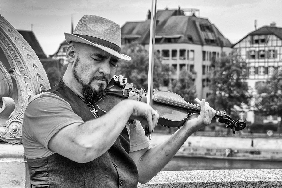 Уличный скрипач. Уличный скрипач картинки. Человек со скрипкой фото. Violin man. Дзен скрипка. Уличный скрипач. Уличный скрипач картинки. Человек со скрипкой фото. Violin man.