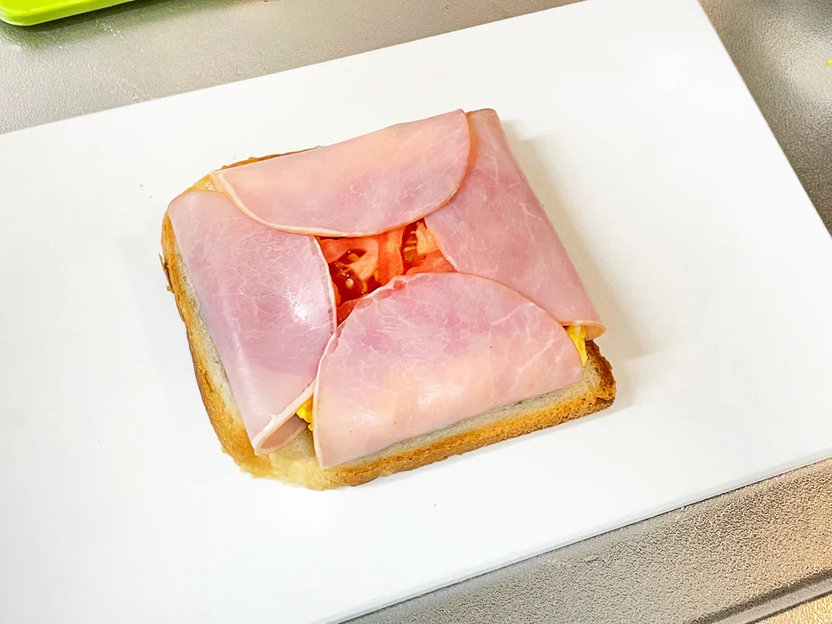 これは天才！サンドイッチ作るときにハムで具を包めばこぼれないを試してみた。