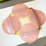 これは天才!サンドイッチ作るときにハムで具を包めばこぼれないを試してみた。