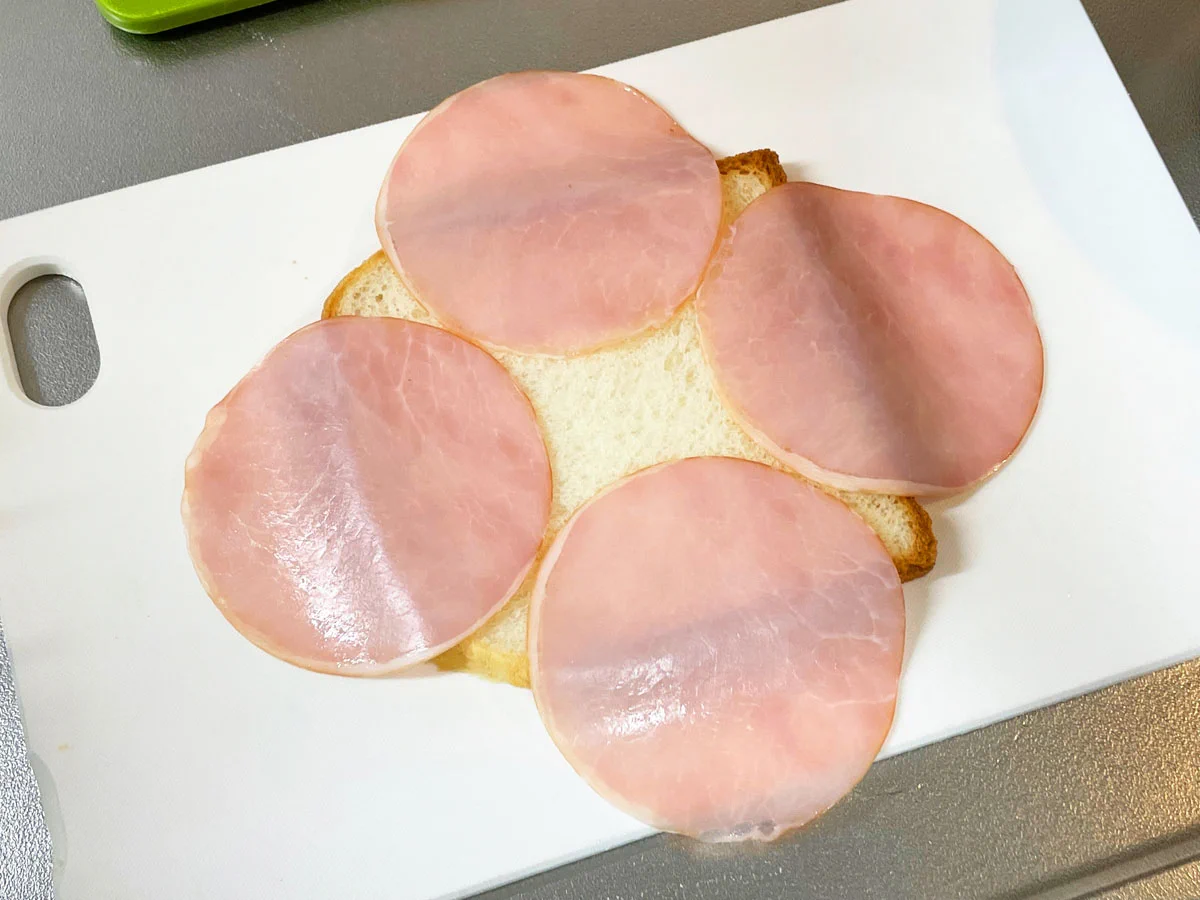 これは天才！サンドイッチ作るときにハムで具を包めばこぼれないを試してみた。