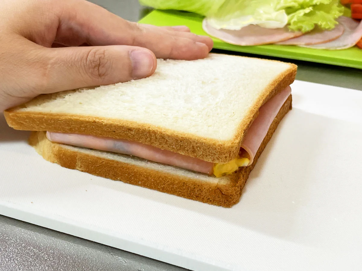 これは天才！サンドイッチ作るときにハムで具を包めばこぼれないを試してみた。