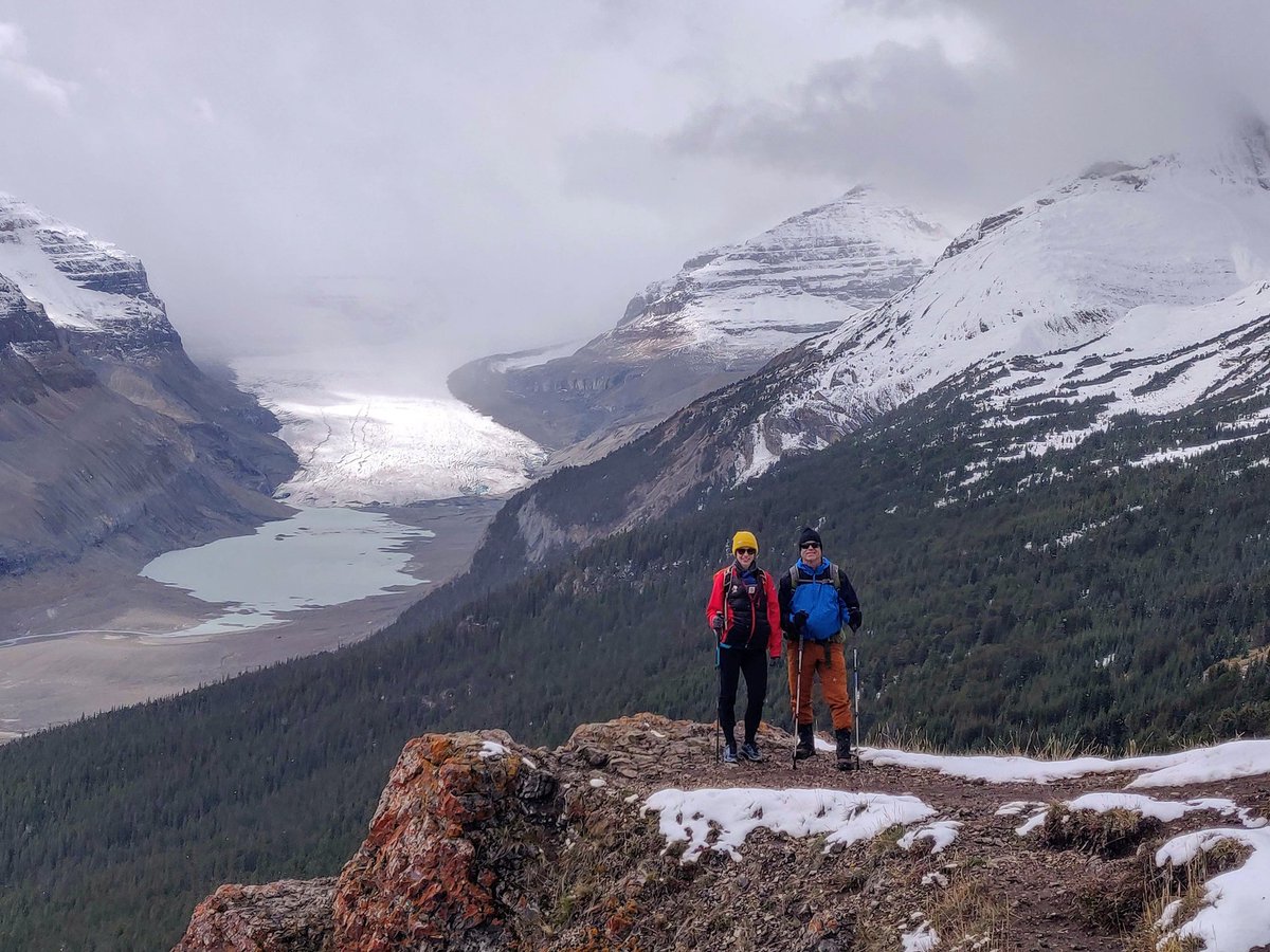 viv_iam's tweet photo. We sure have an abundance of beauty in #Alberta! Winter conditions on #ParkerRidge, views galore from #SunsetLookout trail & the stunning #AbrahamLake. #explorealberta ⛰️🥾💕 https://t.co/WiLZvGS6ll