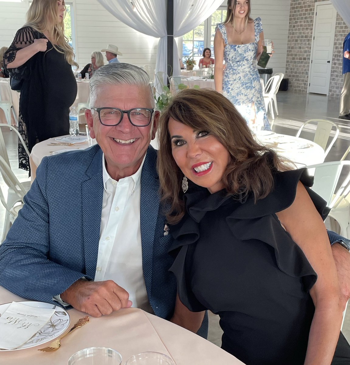 DeniseKaler's tweet photo. Beautiful night for a beautiful wedding! #mrandmrsjohnschneider https://t.co/8F5wytpSLa