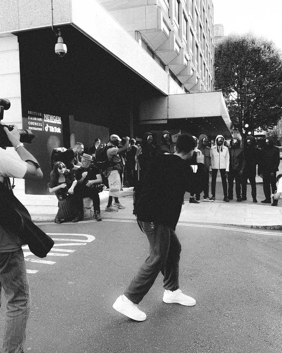 jayrobsworld's tweet photo. BTS 👽 Global Exclusive @jaxet_reality 🇺🇦 @FashionWeek Finale &amp; Launch Surprise 🛸 LIVE at @usykaa x @anthonyjoshua ?! 🦾
[ @tiktok_uk @voguemagazine @Clearpay_UK @GQMagazine ]
#JayRobs #LFW #Jaxet #JoshuaUsyk #TikTok #GQ #Ukraine #London
#NEWGEN #ModelManagement #Vogue #BFC https://t.co/VBEFZm1fts