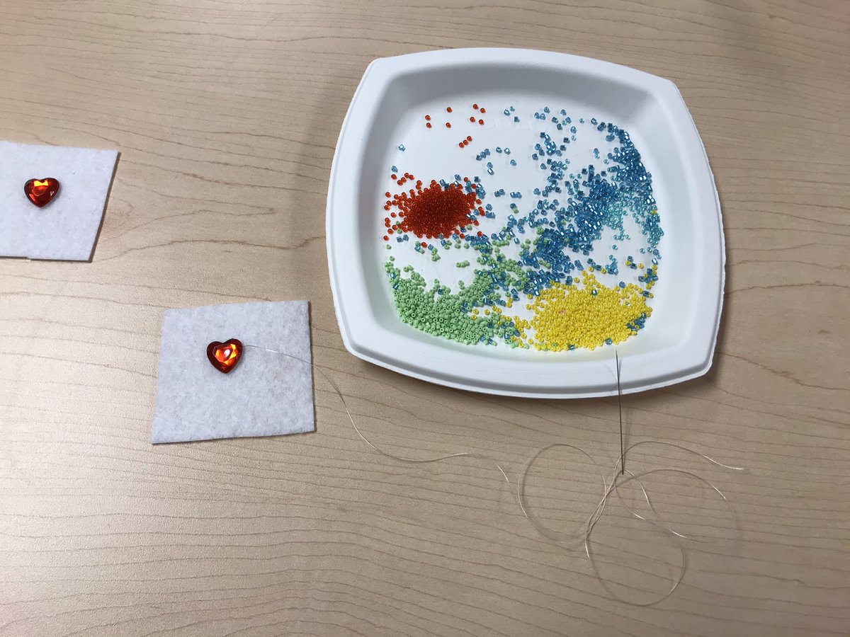 En train d’apprendre à propos du perlage autochtone grâce à Danielle Root du <a href="/CSAP_Officiel/">CSAP</a>