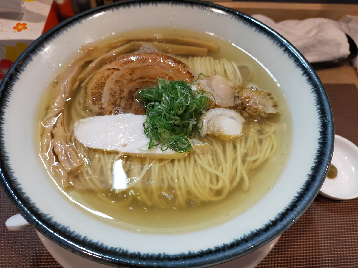 SYakisovam's tweet photo. #麺や笑華
#ラーメン
#郡山市
ホタテ塩そば
思わず写真を撮ってしまうほどキレイな作品。
ランチ混みすぎて諦める事多いけど夜はすぐに頂けました。
誰にでも超おすすめのこの一杯は一度は食べて頂きたい美味さ。 https://t.co/48Ku3e5Ms9