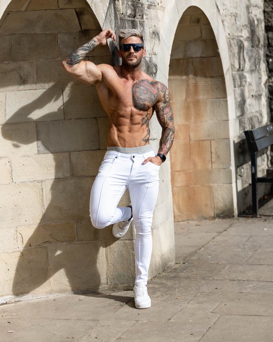 Who likes my new trousers 😛 https://t.co/67QBV08KQu