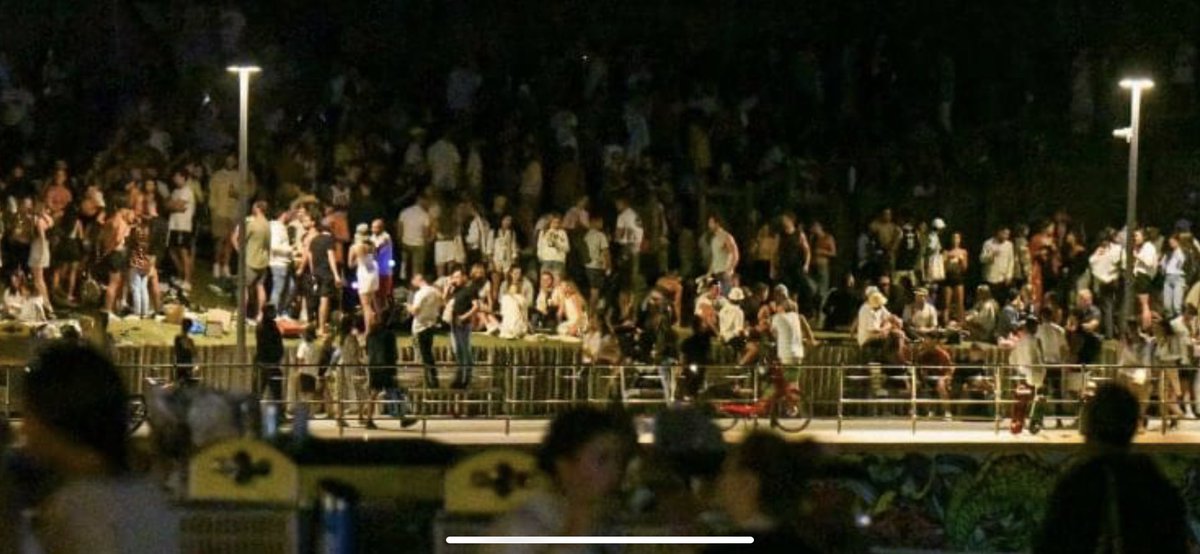 GeorgeBakhos1's tweet photo. Anyone that tells you that eastern and western Sydney are being treated the same by the police has rocks in the head 
This is Bondi beach party last night 
I never believed in postcode discrimination. But I believe in it 100 % now 
It’s like 2 different cites with different rules https://t.co/aNtBY5U8Dg