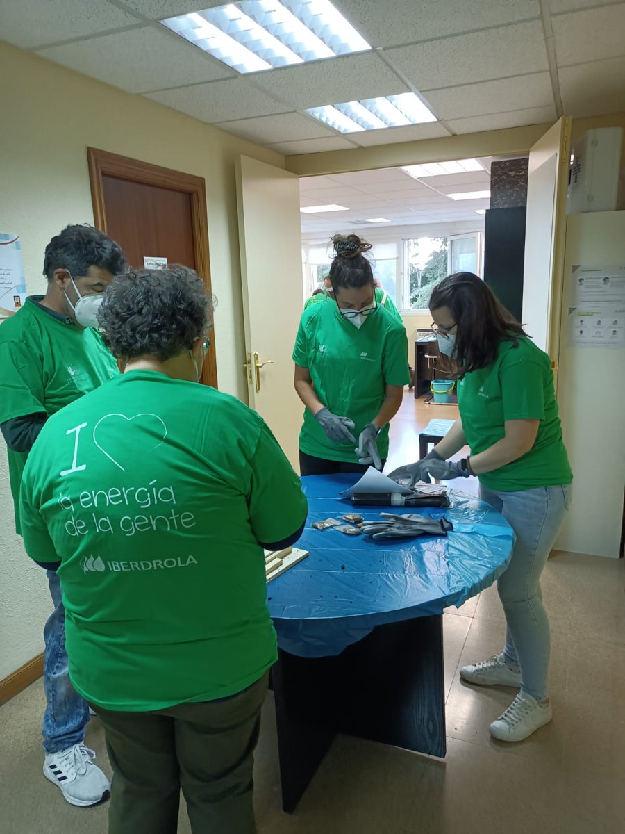 FundFECLEM's tweet photo. En FECLEM Burgos están creando las casas para pájaros que distribuiremos por diferentes puntos. #ComprometidosODS @FDIfundacion @iberdrola https://t.co/2vvOu2d2NS