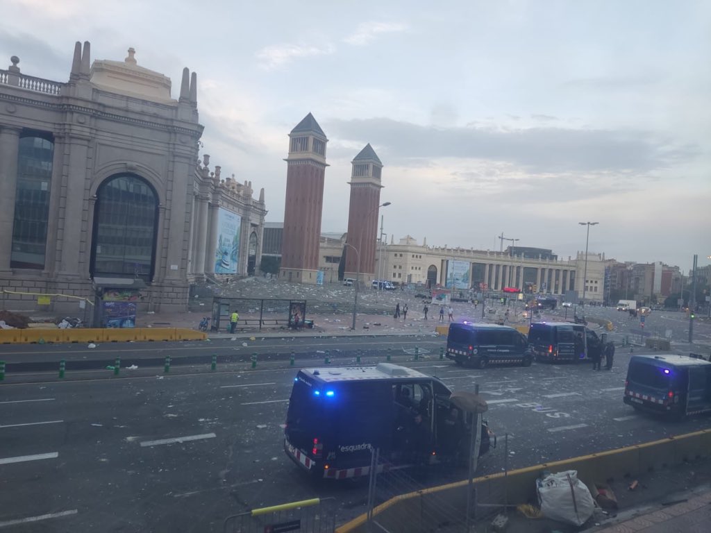 En esto se está convirtiendo la Barcelona de Ada Colau...

En el capítulo de hoy, Plaza de España