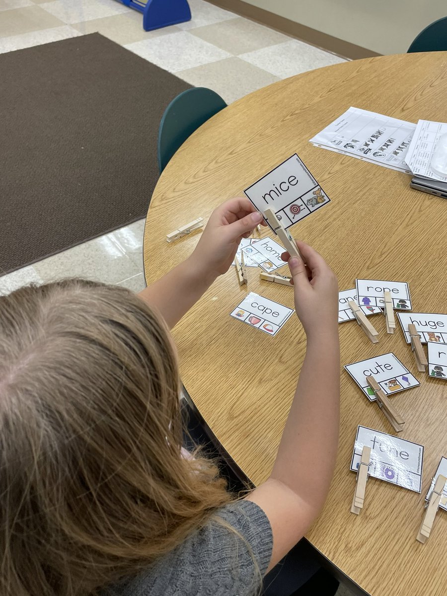 MrsManecke's tweet photo. 2nd grade worked on building words #rowvaelem #rowvastrong https://t.co/pg8Do5Reo1