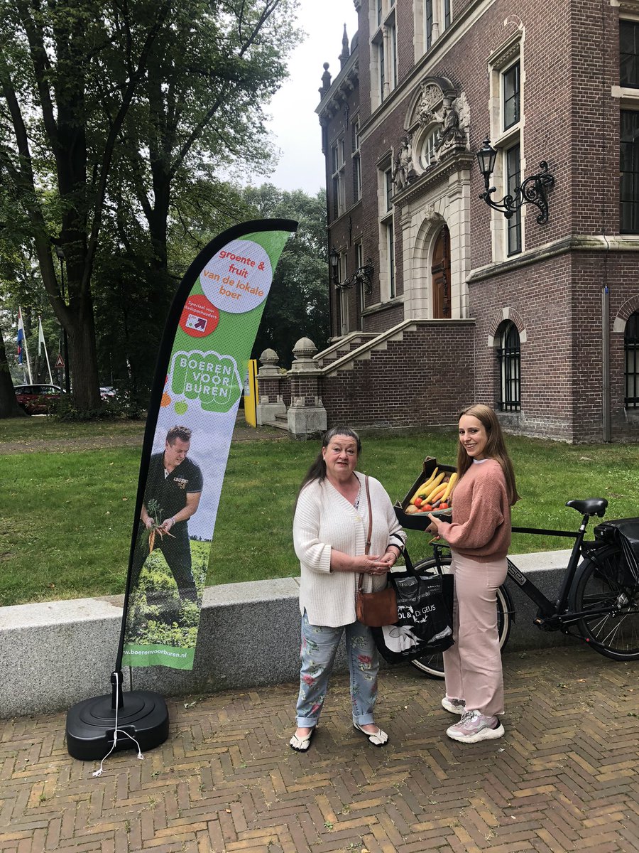 Traaec's tweet photo. Wat zijn we toch blij met de vrijwilligers die iedere keer onze kopers helpen inpakken met voedsel uit FlevolandEn #koninklijkinstituutvandetropen dank voor de geweldige locatie #flevofood #gemeenteamsterdam #gemeentealmere #boerenvoorburen @Rabobank @deFood100 #stadspas020 https://t.co/MxhOaSeREI