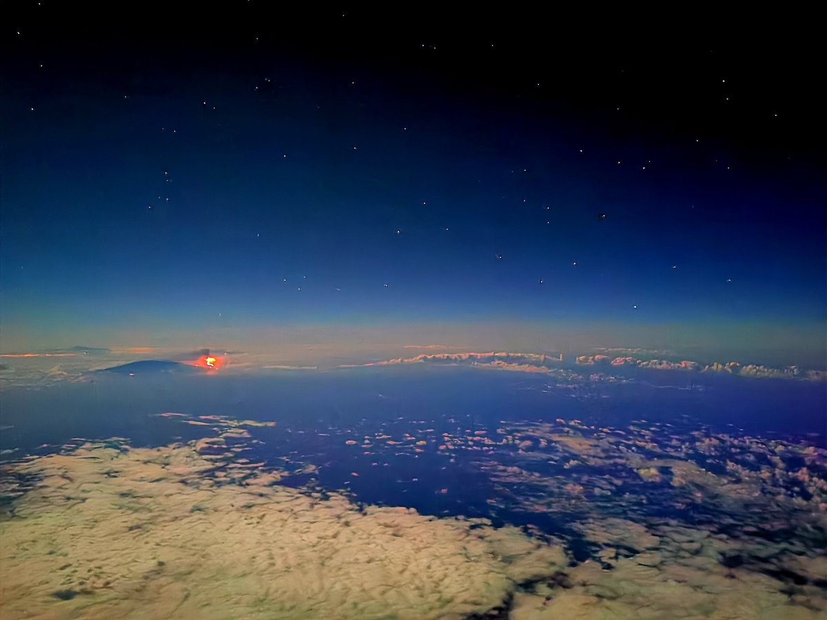 PilotGery's tweet photo. Esta noche hemos podido presenciar la erupción del #VolcandeLaPalma a nuestro nivel de crucero. Aún estando a una distancia de unos 150 kilómetros era perfectamente visible. #TodosConLaPalma
@controladores @objtormentas @tiempobrasero @COPAC_Tw
@Iberia #aviationphotography https://t.co/Qt7iHFpw3s