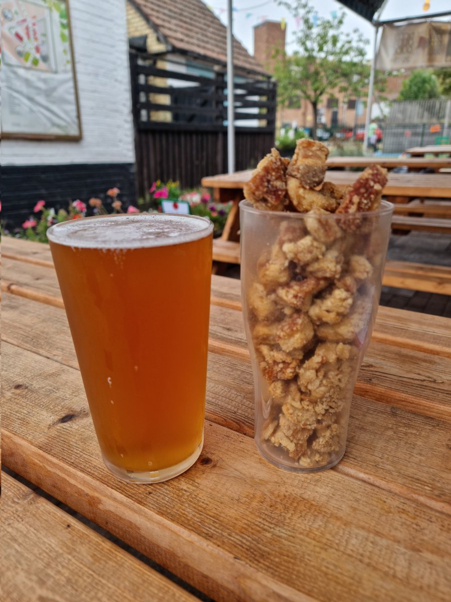 AGascoigne77's tweet photo. Panic buying a beer and scratchings @GardenCityBrews. My kind of #panicbuying #glassfull https://t.co/YTfXk9QCBM