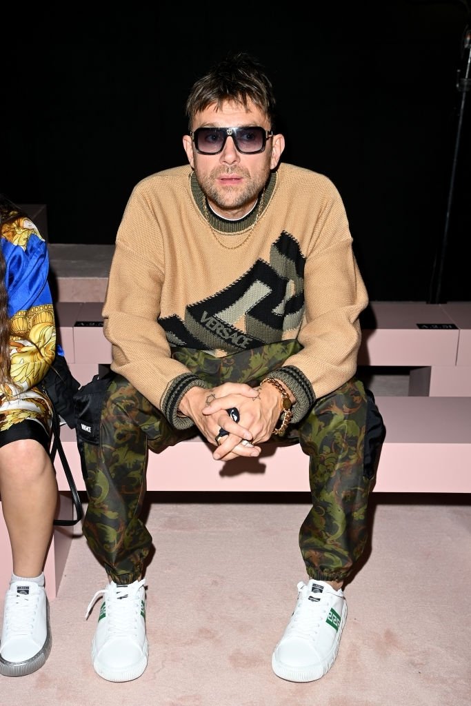 DamonUnofficial's tweet photo. Damon Albarn on the front row of the Versace fashion show during the Milan Fashion Week. Photos by Jacopo Raule. https://t.co/qpTga1rBkV