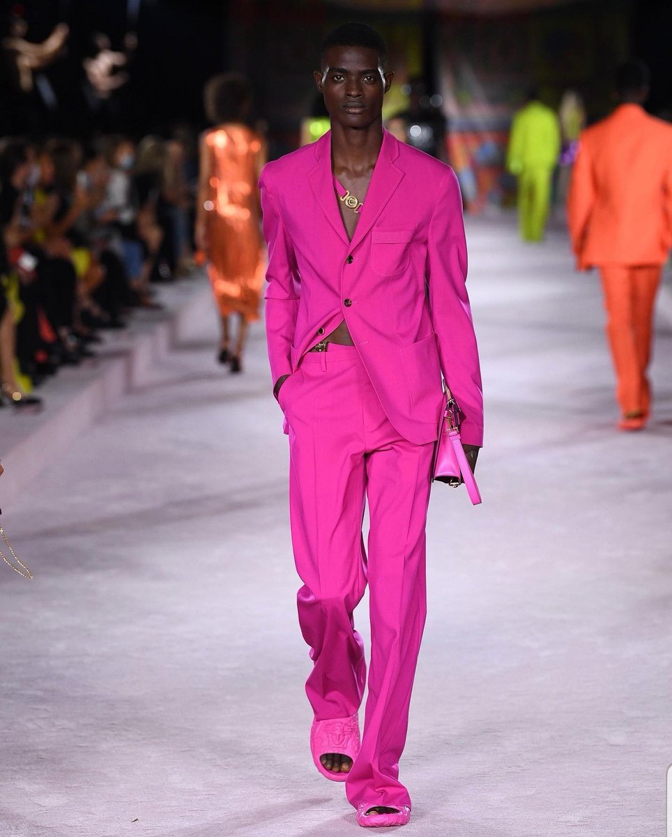 romanxheart's tweet photo. La influencia de Rocio Carrasco en Versace 💗 https://t.co/QmE63jfXN0