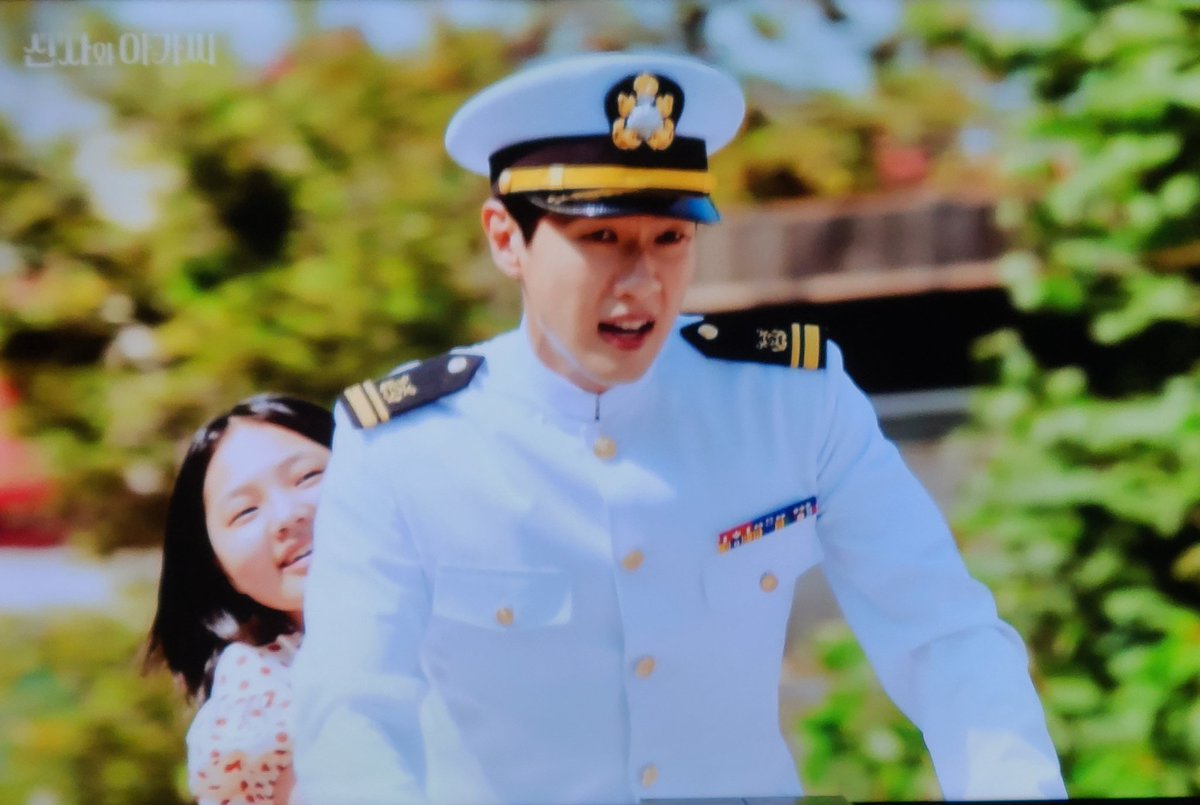 threepiecesuit's tweet photo. 아니 신사와 아가씨 너무 끔찍하다
이렇게 둘이 럽라 예정임.... 
아무리 둘이 어른 되어서 다시 만난다지만 조두순의 나라에서 이런 장면 정말 옳지 않다고 봄 https://t.co/IV0vW84Anv