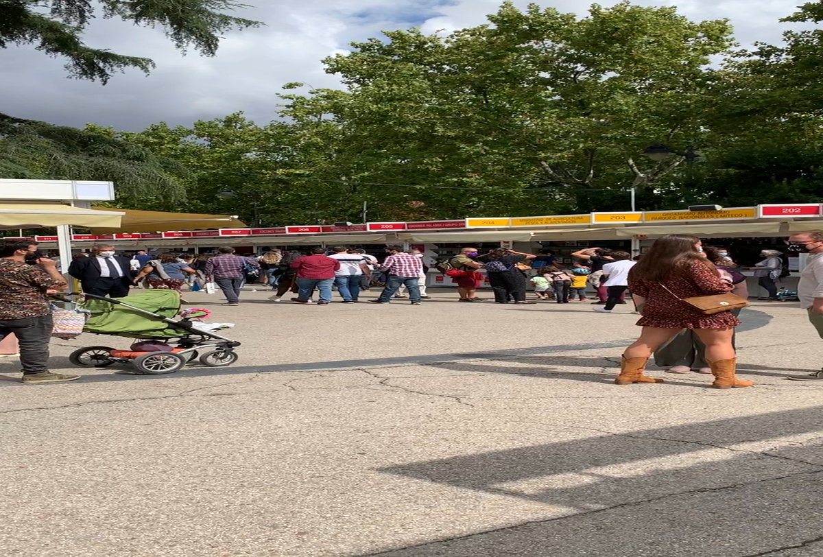 SergioMejias's tweet photo. Una vergüenza lo de las colas en la #FlMadrid21 , la gente en la calle esperando una hora y los expositores vacíos, hay más gente fuera que dentro @MADRID https://t.co/I26LaJ035Z