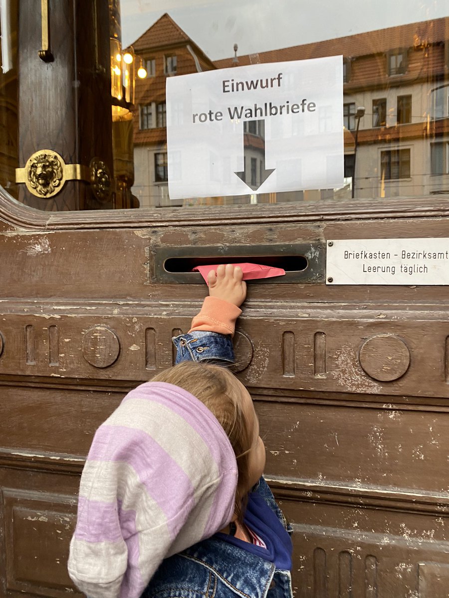 ilikeholden's tweet photo. Noch nicht gewählt? Morgen GRÜN 🌻 wählen! Für den Wandel. Für unsere Kinder. Für eine klimaneutrale, nachhaltige, gerechte, soziale &amp; wirtschaftlich starke Zukunft aller. Habt den Mut dazu, falls ihr noch unentschlossen seid! #btw21 https://t.co/JZRH9E7wqW