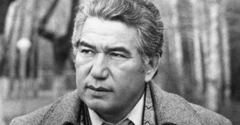 “Gereksiz eleştiri, gizli hayranlıktır.”

| Cengiz Aytmatov