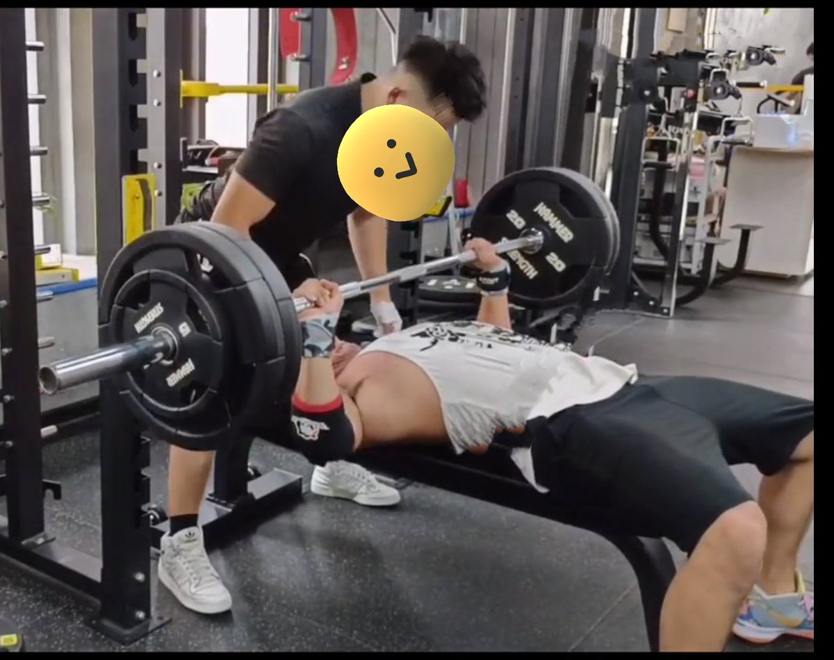 tb2938142's tweet photo. 碰巧那天我躺的有点靠上！！！！

脑袋面朝教练裤裆卧推！！！

我的脑袋就在教练两腿之间啊！！！

一阵阵的裤裆味道传来

卧推还需要大口大口的呼吸啊我的天！！！ https://t.co/IMCdEefEts