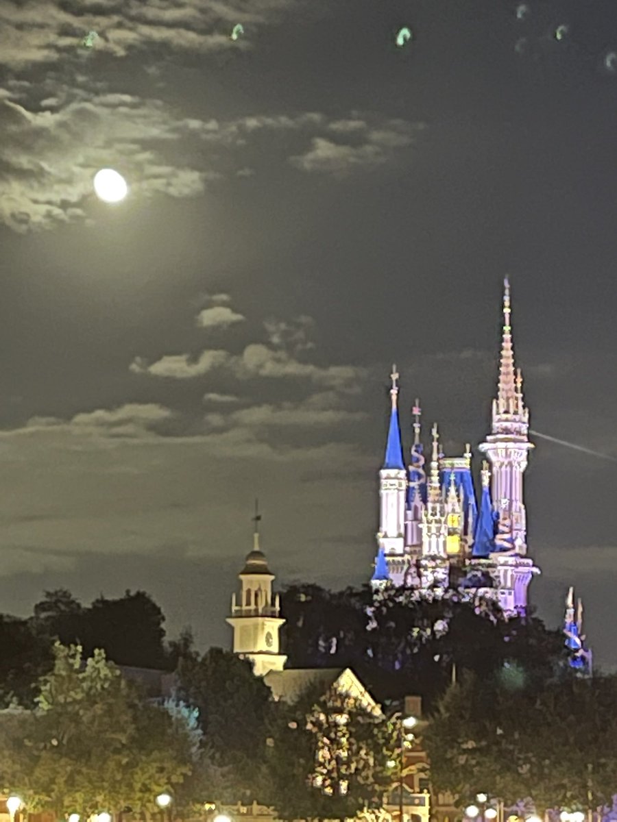 scottmc70's tweet photo. Can’t beat the moon over the Castle at Magic Kingdom. @WaltDisneyWorld @WDWToday #Disney #vacation #fun #boobash https://t.co/SLXAmRrhE3