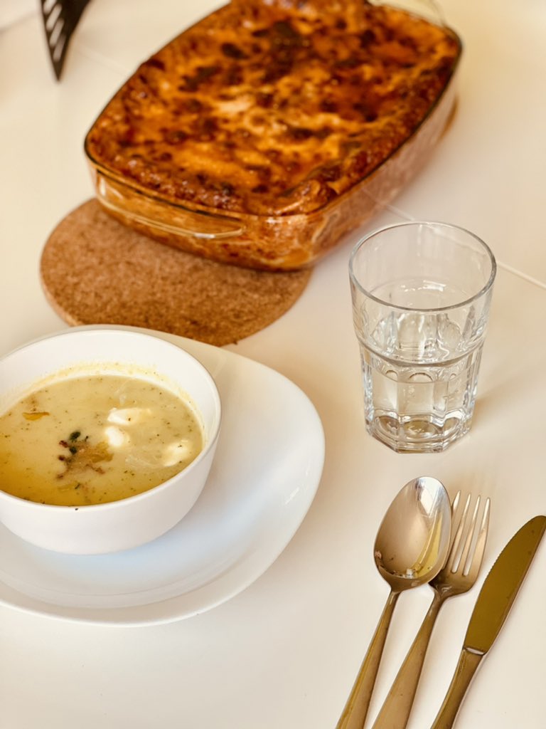 torsti79's tweet photo. Zucchinisuppe mit Speck 🥓 und Creme fraiche und Lasagne 😋😋😋 #mahlzeit #daddyskitchen https://t.co/BlMThXuPss
