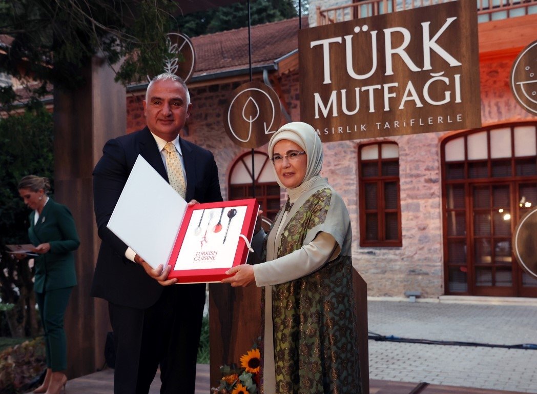 ay_moon_ay's tweet photo. * Solda İsveç'li Bakan Mona Sahlin. Dalgınlikla kendi kredi karti yerine, Devletin kredi kartıyla marketten 1 tane Toblerone çikolata aldı. İstifa etti. Soruşturma açıldı. Aklandı

* Sağda CB karısı Emine Erdoğan'ın
Tarif kitabı için Kültür Bakanlığı 1 milyon TL harcadı https://t.co/KnkHU6RauE