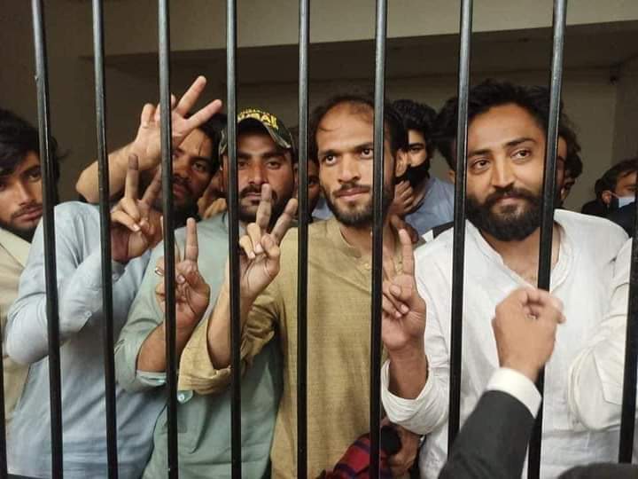 HameedaNoor4's tweet photo. زندگی سے زنداں تک۔
بلوچ نوجوانوں کی کہانی۔
،
#WeRejectPmcMdcatTest2021
#downwithquettapolice
#ShameOnQuettaPolice
#ReleaseIrfanZehri https://t.co/D1cNvuKaIx