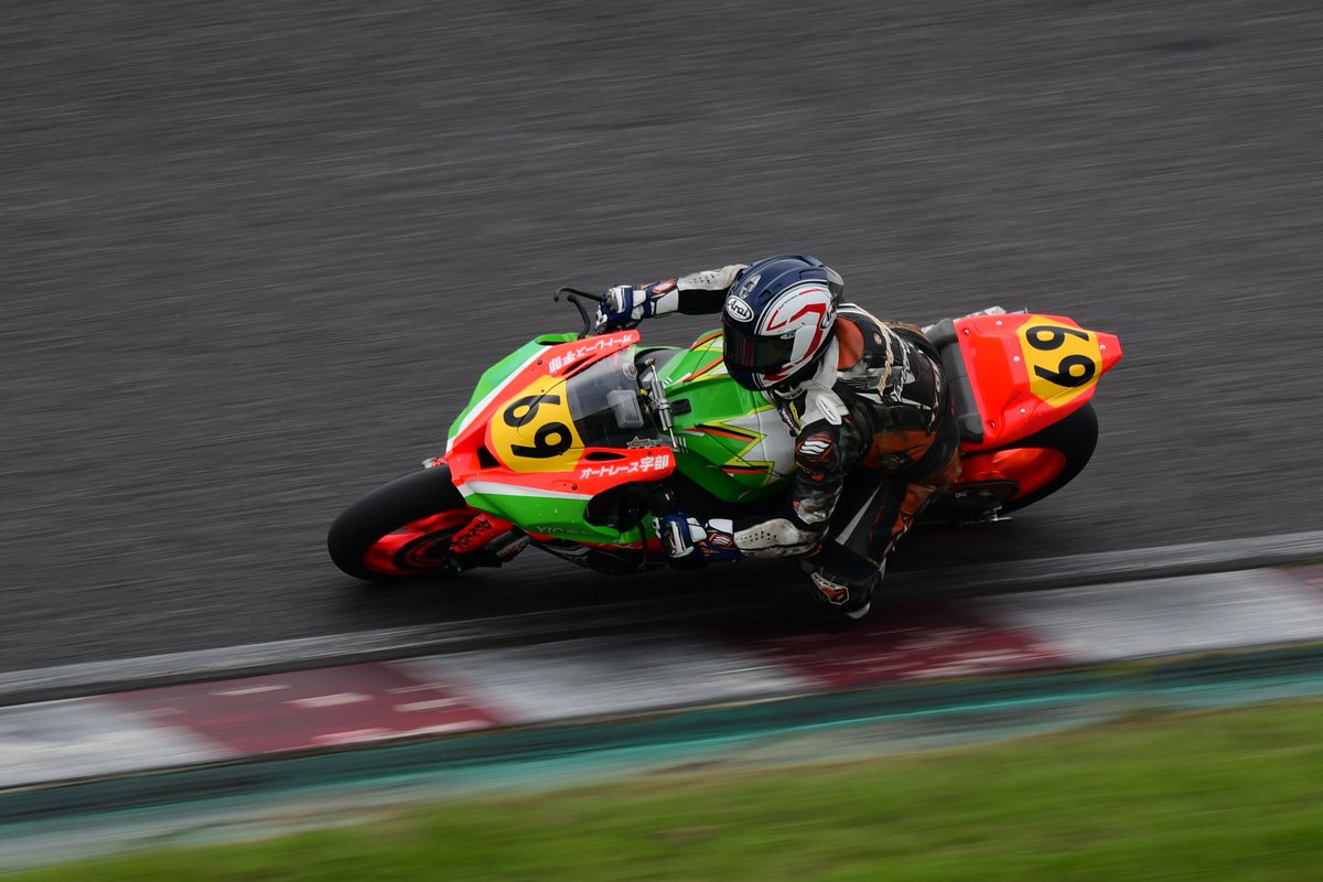 くろ Na Tviteru 今日はかべさんのバイクに岡田選手が乗ってた 9月25日 鈴鹿サーキット 二輪スポーツ走行 岡田 秀之 選手 鈴鹿サーキット 岡田秀之