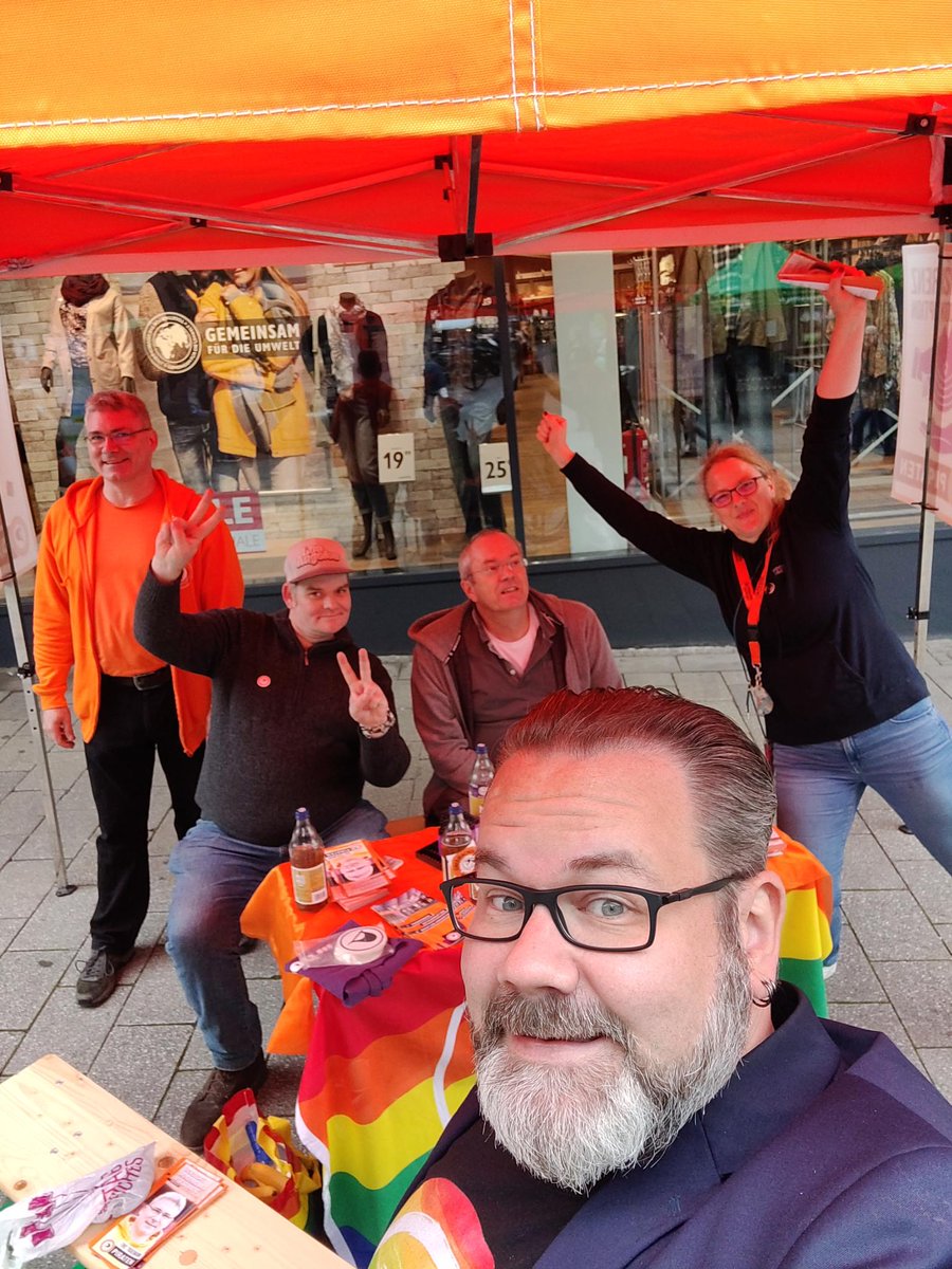 5 Piraten am Tisch unter dem orangenen Pavillon